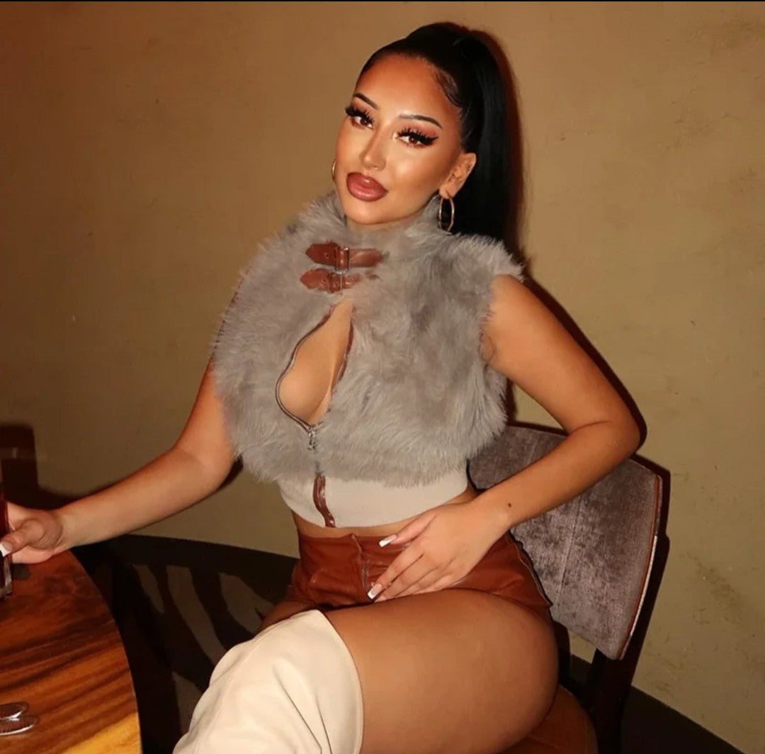 (Free Shipping)(Tariffs included in price) 2025 Fall Winter Faux Fur Jacket Vests Women Luxury Warm Fluffy Metal Leather Belt Sleeveless Coats Tops