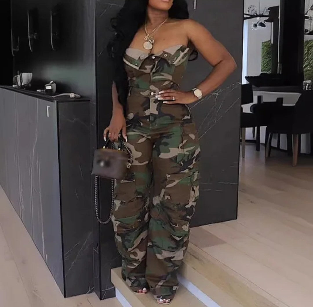 (Tariffs included in price) Plus Sizes available. Women's Romper style cargo pants jumpsuit. Sleeveless design and high waistline.