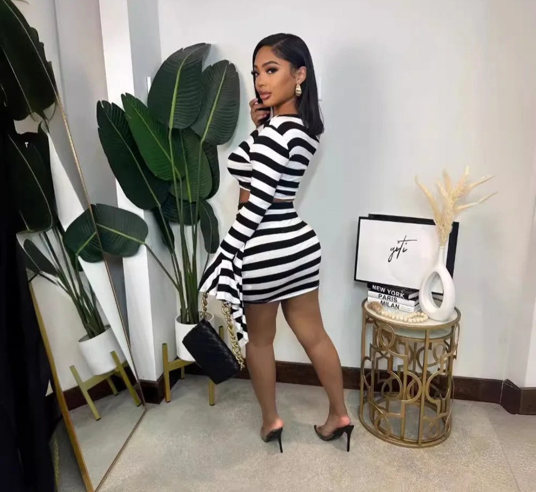 (Free Shipping)(Tariffs included in price) New Shoulder Flare Sleeve Fringe Skirt Black and White Stripe Two-piece Set