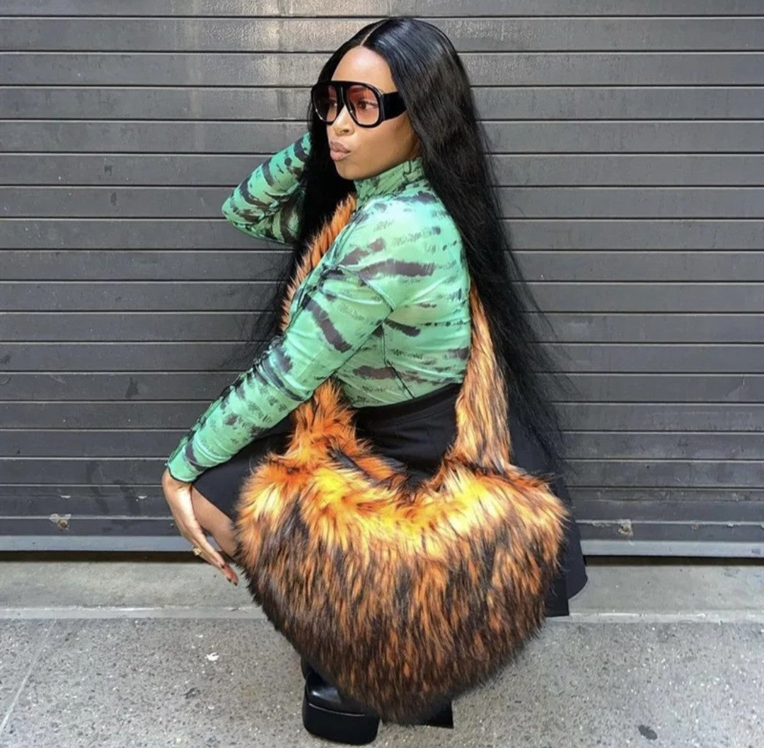 (Free Shipping)(Tariffs included in price) Woman's Faux Fur Heart Shaped Shoulder Crossbody Bag Winter Fur HandBags for women Female Clutch Purse Messenger Bag