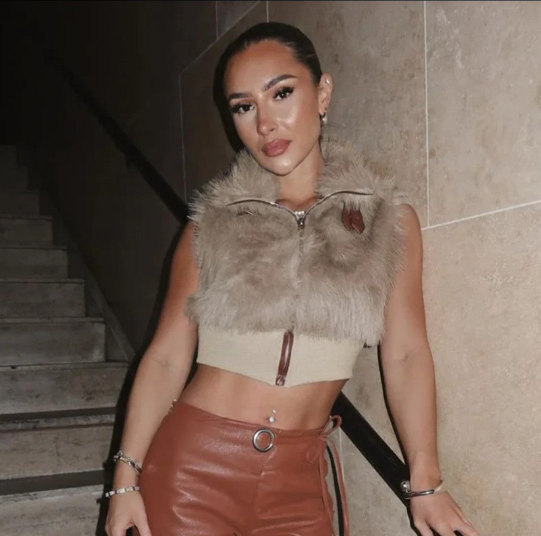 (Free Shipping)(Tariffs included in price) 2025 Fall Winter Faux Fur Jacket Vests Women Luxury Warm Fluffy Metal Leather Belt Sleeveless Coats Tops