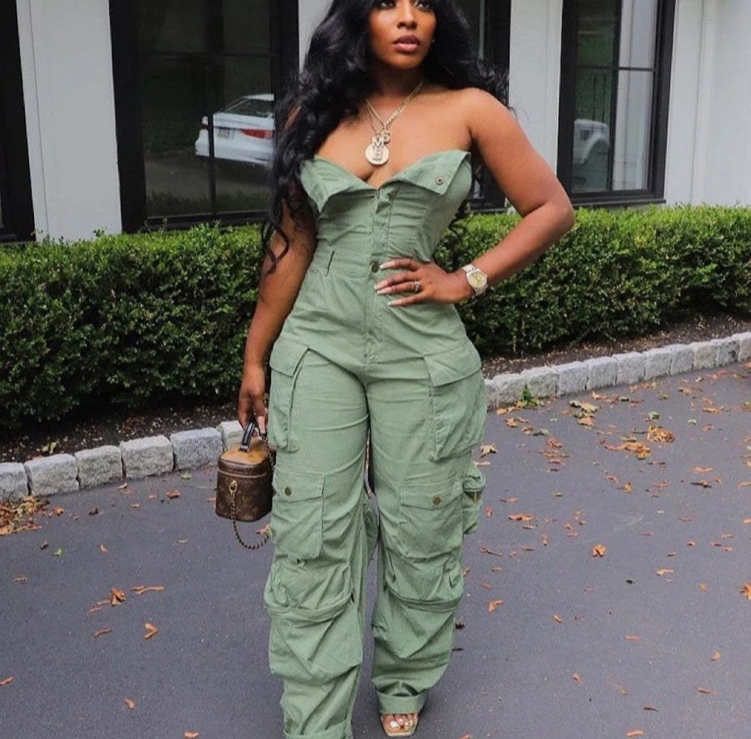 (Tariffs included in price) Plus Sizes available. Women's Romper style cargo pants jumpsuit. Sleeveless design and high waistline.