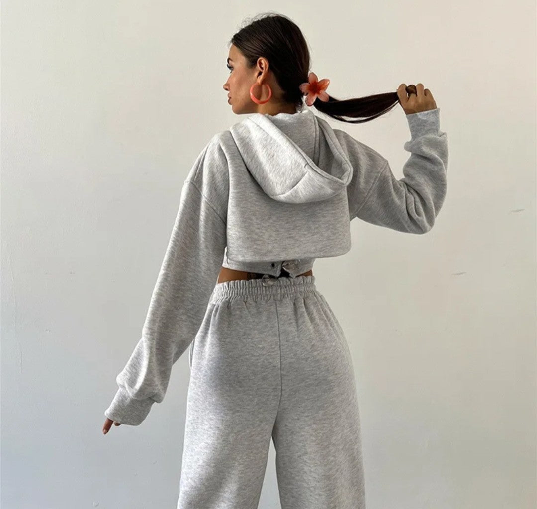 (Free Shipping)(Tariffs included in price) This three-piece women's set includes a short hoodie, small vest, and belted sweatpants, featuring anti-pilling, breathable, and quick-dry properties.